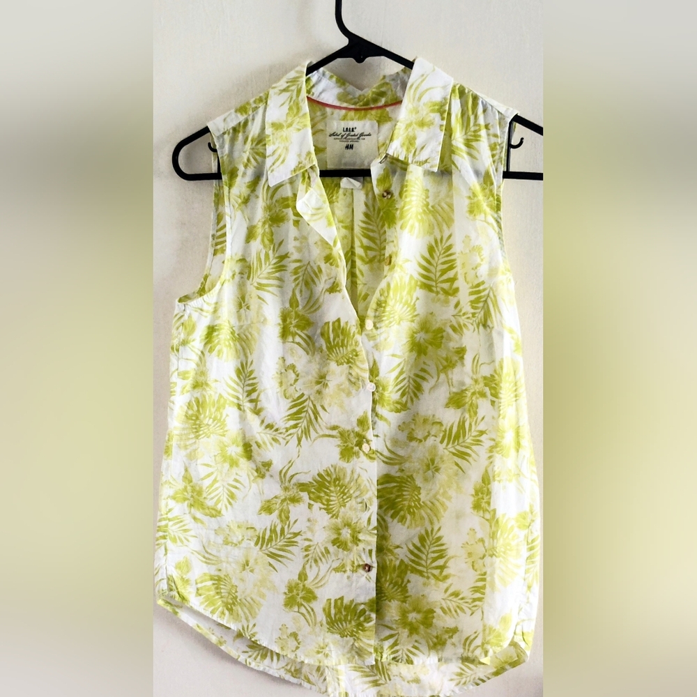 Leaf Print Sleeveless Blouse -  White Size 4. By H&M. Button Up.